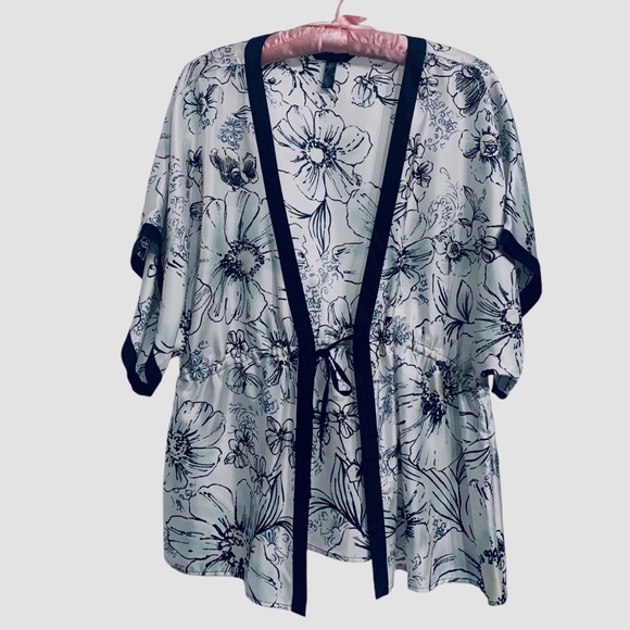 SOMA SILK KIMONO ROBE BLACK AND WHITE FLORAL KIMONO ROBE COVERUP - Picture 6 of 11